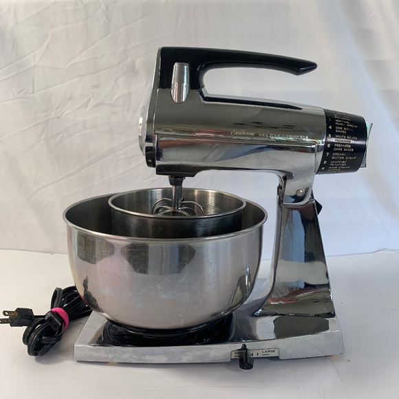 VINTAGE SUNBEAM DELUXE MIXMASTER 12 SPEED MIXER CHROME w/2 BOWLS & 2 BEATERS - Picture 1 of 12